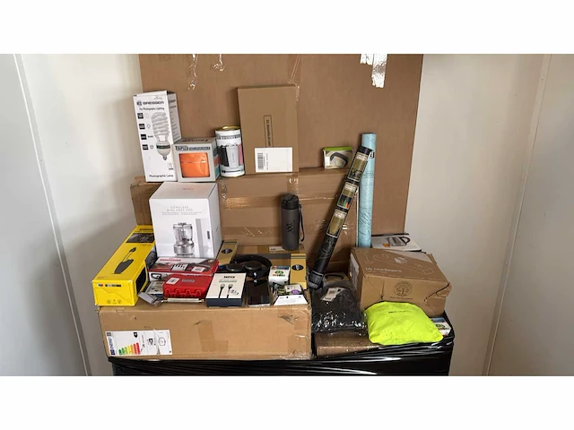 Pallet retourgoederen. - afbeelding 1 van  4