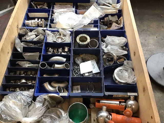 Pallet rvs bevestigingsmaterialen, lasbochten, lasflenzen - afbeelding 1 van  3