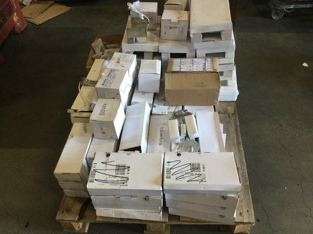 Pallet sanitair lampen + douchekoppen - afbeelding 2 van  8