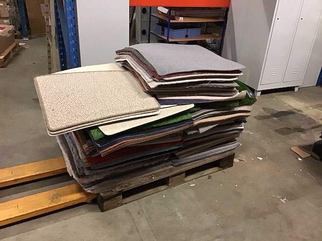 Pallet stalen van vloerkleed - afbeelding 1 van  4