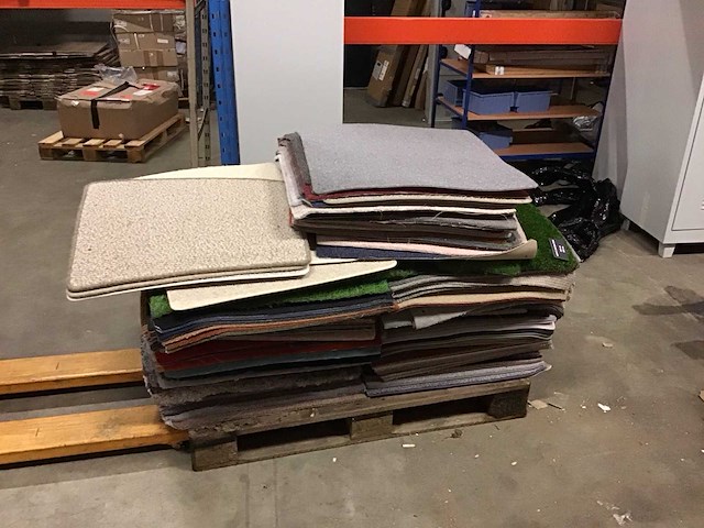 Pallet stalen van vloerkleed - afbeelding 2 van  4