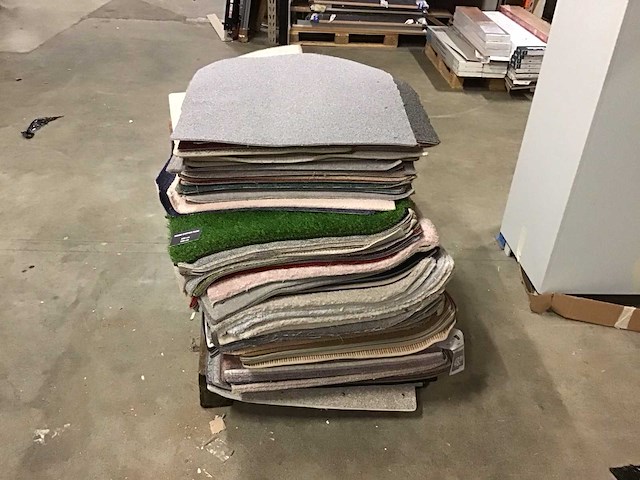 Pallet stalen van vloerkleed - afbeelding 1 van  2