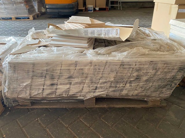 Pallet tegels - magazijnopruiming - afbeelding 1 van  2
