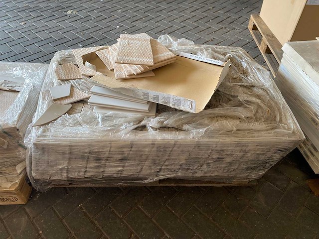 Pallet tegels - magazijnopruiming - afbeelding 1 van  1