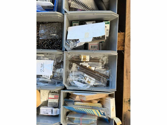 Pallet vol met bitjes van a merken - afbeelding 2 van  9