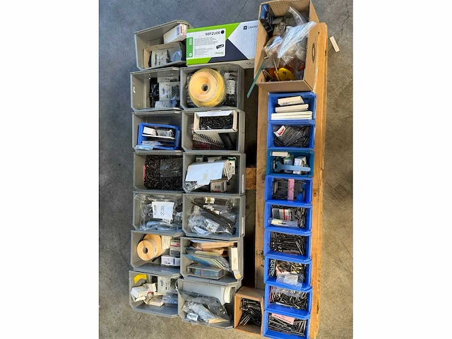 Pallet vol met bitjes van a merken - afbeelding 1 van  9