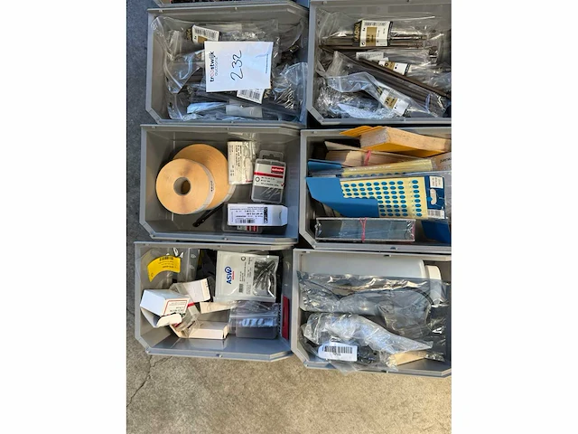 Pallet vol met bitjes van a merken - afbeelding 3 van  9