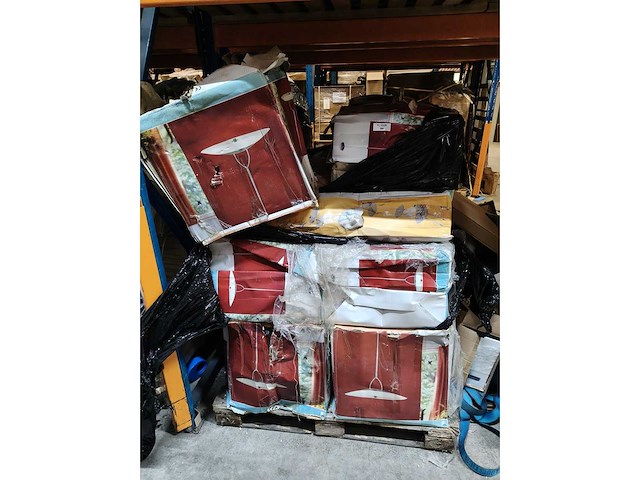 Pallet vol met diverse verlichting - afbeelding 1 van  3