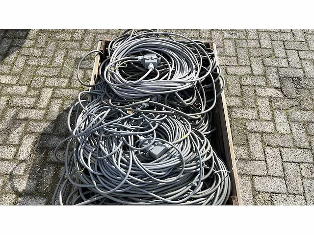 Pallet vol met harting han kabels - afbeelding 1 van  2