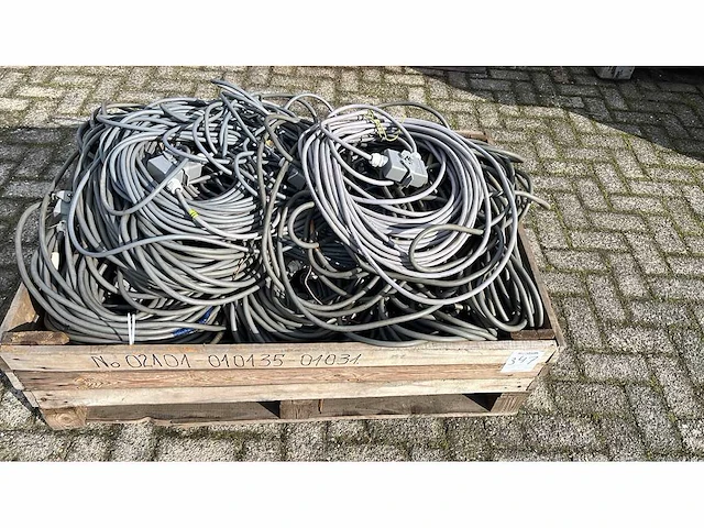 Pallet vol met harting han kabels - afbeelding 2 van  2