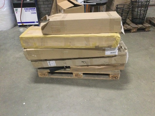Pallet vol met kweekbakken - afbeelding 1 van  3