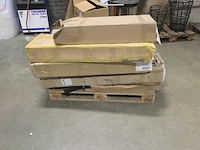 Pallet vol met kweekbakken - afbeelding 1 van  3
