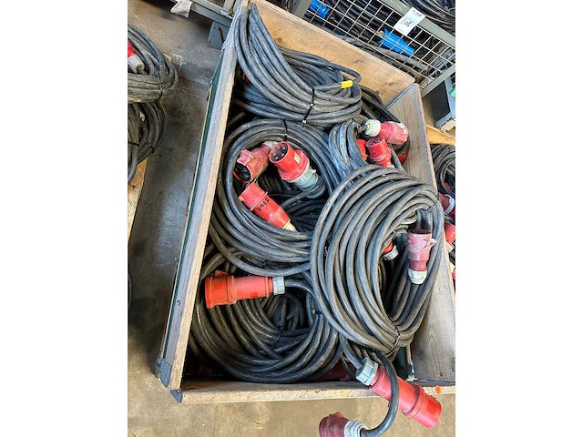 Pallet vol met partij 32a & 63a krachtstroom kabels - afbeelding 2 van  2