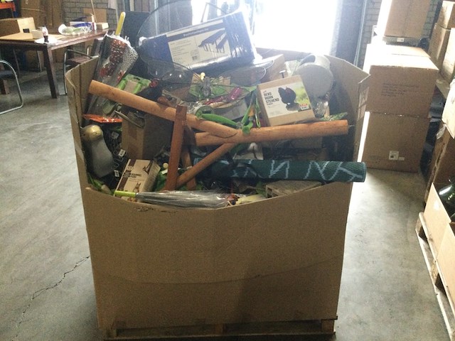 Pallet vol met tuinartikelen ed - afbeelding 1 van  4