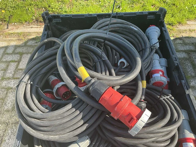 Pallet with 63a power cables power 400v - afbeelding 2 van  5