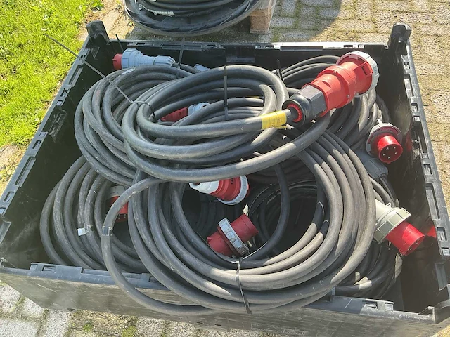 Pallet with 63a power cables power 400v - afbeelding 3 van  5