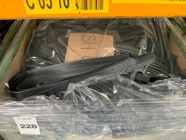 Palletbox gevuld met halffabrikaat leren riemen - afbeelding 2 van  2