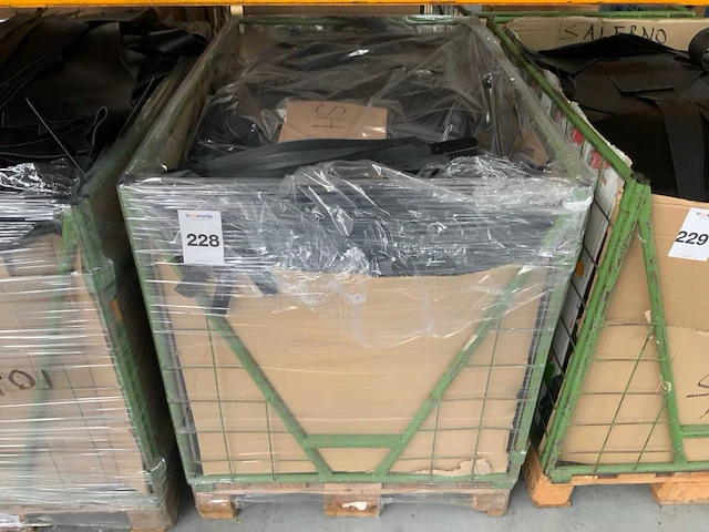 Palletbox gevuld met halffabrikaat leren riemen - afbeelding 1 van  2