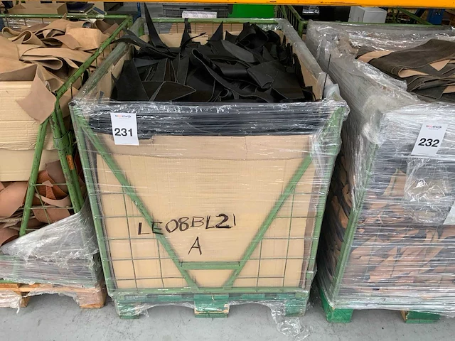 Palletbox gevuld met restanten splitleer - afbeelding 1 van  2
