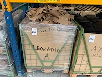 Palletbox gevuld met restanten splitleer - afbeelding 1 van  2