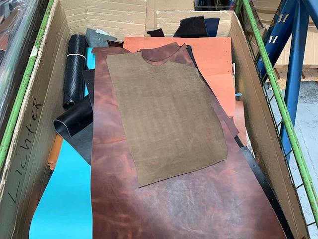 Palletbox gevuld met restanten splitleer - afbeelding 2 van  2