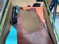 Palletbox gevuld met restanten splitleer - afbeelding 2 van  2