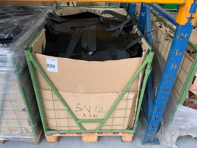 Palletbox gevuld met restanten splitleer - afbeelding 1 van  2