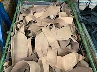 Palletbox gevuld met restanten splitleer - afbeelding 2 van  2