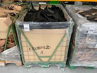 Palletbox gevuld met restanten splitleer - afbeelding 1 van  2