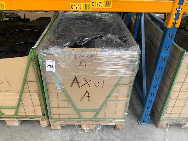 Palletbox gevuld met restanten splitleer - afbeelding 1 van  2