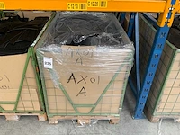 Palletbox gevuld met restanten splitleer - afbeelding 1 van  2
