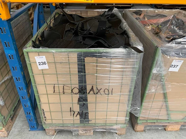 Palletbox gevuld met restanten splitleer - afbeelding 1 van  2