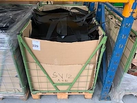 Palletbox gevuld met restanten splitleer