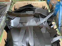 Palletbox gevuld met restanten splitleer - afbeelding 2 van  2