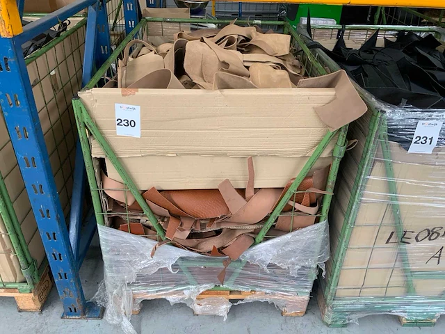 Palletbox gevuld met restanten splitleer - afbeelding 1 van  2