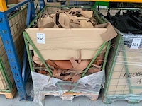 Palletbox gevuld met restanten splitleer