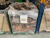 Palletbox gevuld met restanten splitleer