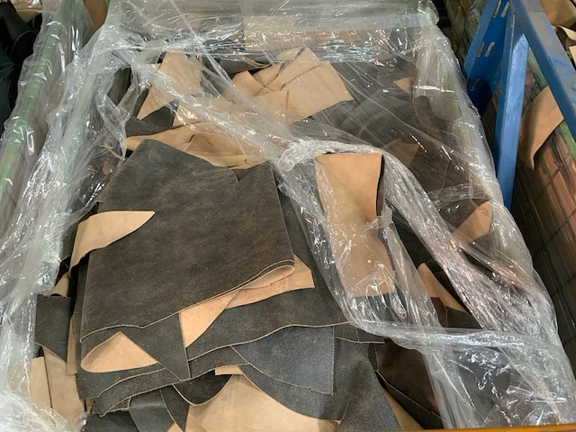 Palletbox gevuld met restanten splitleer - afbeelding 2 van  2