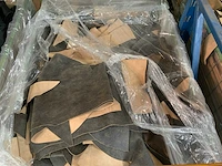 Palletbox gevuld met restanten splitleer - afbeelding 2 van  2