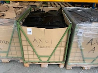 Palletbox gevuld met restanten splitleer