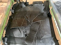 Palletbox gevuld met restanten splitleer - afbeelding 1 van  2