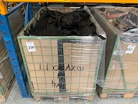 Palletbox gevuld met restanten splitleer