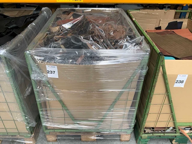 Palletbox gevuld met restanten splitleer - afbeelding 1 van  2