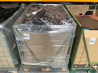 Palletbox gevuld met restanten splitleer