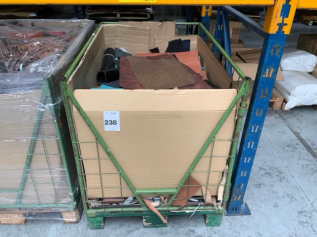 Palletbox gevuld met restanten splitleer - afbeelding 1 van  2