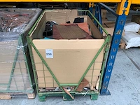 Palletbox gevuld met restanten splitleer