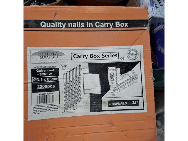 Palletbox met divers ijzerwaar en verfrestanten - afbeelding 2 van  17