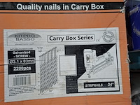 Palletbox met divers ijzerwaar en verfrestanten - afbeelding 2 van  17