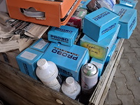 Palletbox met divers ijzerwaar en verfrestanten - afbeelding 4 van  17