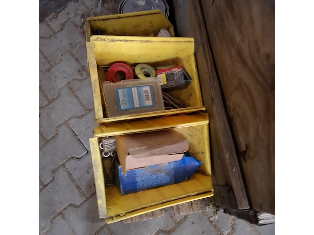 Palletbox met divers ijzerwaar en verfrestanten - afbeelding 5 van  17